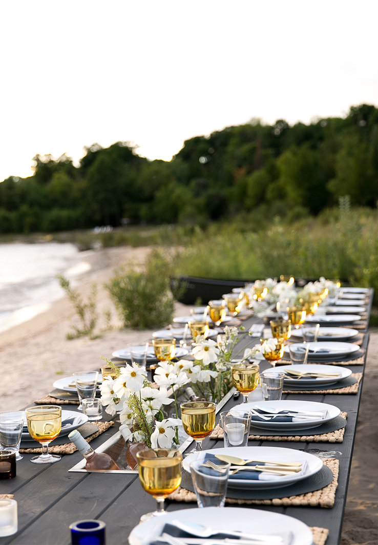 Elegant-modern-outdoor-entertainong-dinner-party-summer-table-napkin